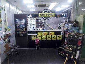 靴修理と合鍵作成のお店プラスワンイズミヤ昆陽店 時計の電池交換外観
